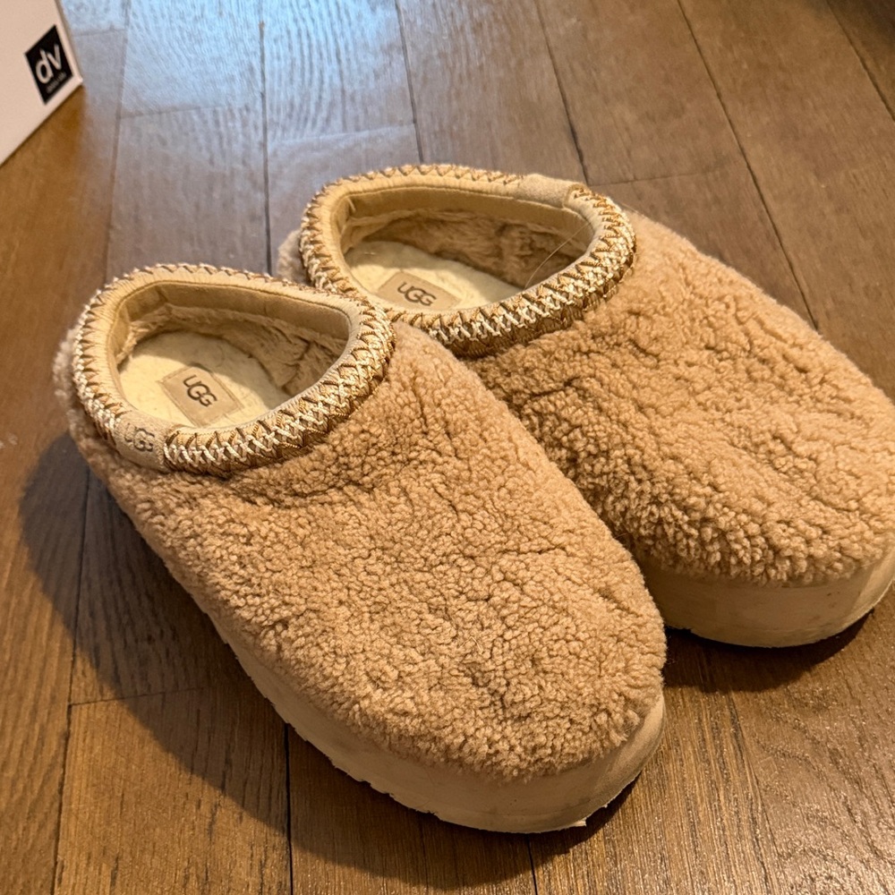 UGG Fuzzy Slip-On Clog - Chestnut Tan